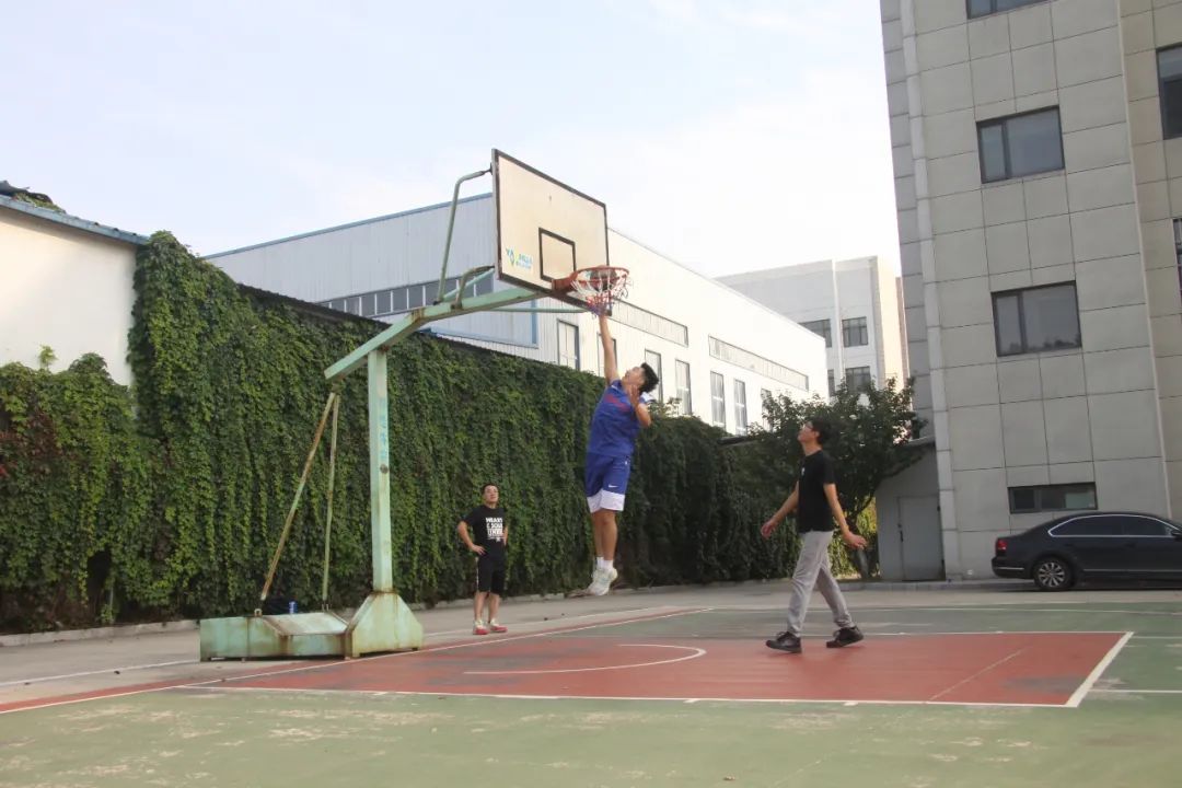 公司举办“迎国庆 贺中秋”职工篮球比赛